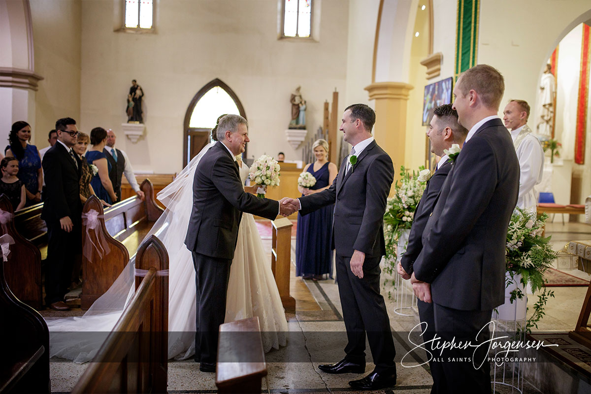 Amanda and Daniel's Hovell Tree Inn Albury wedding | Albury Wedding Photographers  | Hovell-tree-inn-albury-wedding-Amanda-daniel-0024.jpg