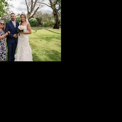 Bron and Joel's wedding at Noreuil Park Albury | Albury Wedding Photographers  | Albury-weddings-Bron-Joel-0037.jpg