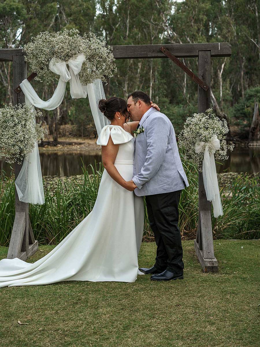 Sam & Louis’ Wedding at Yarrawonga Mulwala Golf Club Resort | Yarrawonga / Mulwala Wedding Photographers | Yarrawonga-Golf-Club-Resort-Weddings-Sam-Louis-0031.jpg